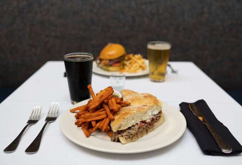 فندق Embassy Suites By Hilton Philadelphia Valley Forge