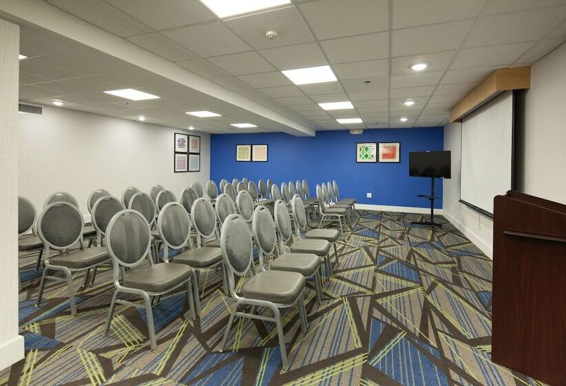 Holiday Inn Express Hotel & Suites Nashville Brentwood 65s