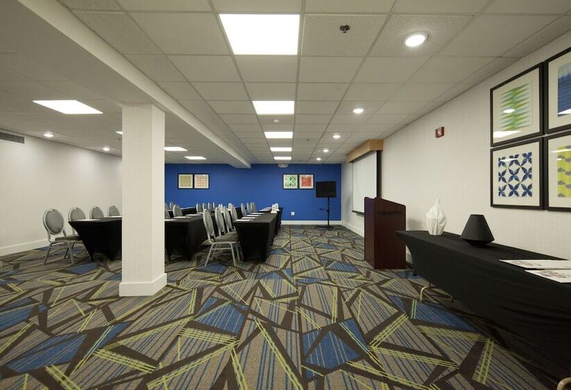 Holiday Inn Express Hotel & Suites Nashville Brentwood 65s