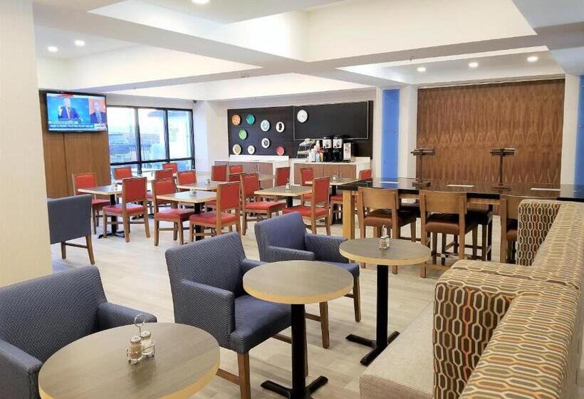 Отель Holiday Inn Express Columbia Ne Fort Jackson