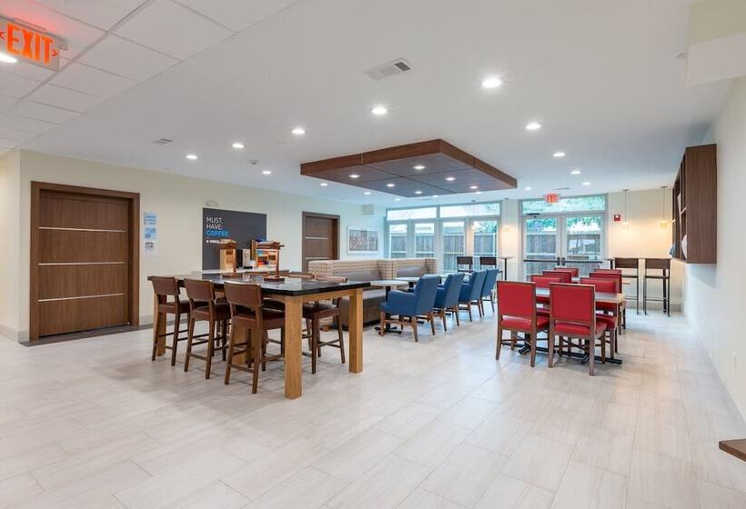 ホテル Holiday Inn Express & Suites Arlington North – Stadium Area, An Ihg