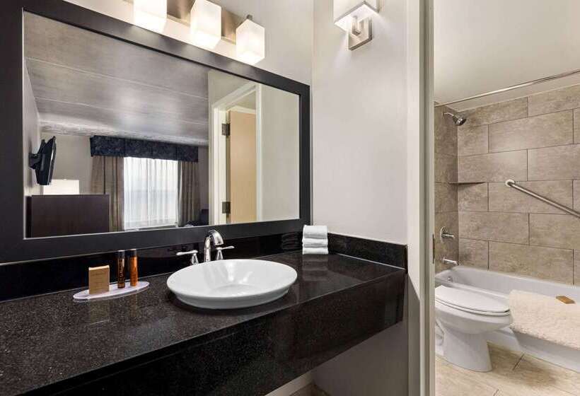 בית מלון כפרי Iban Dallas Park Central , Trademark By Wyndham