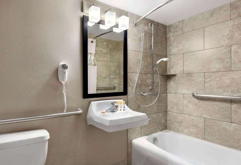 בית מלון כפרי Iban Dallas Park Central , Trademark By Wyndham