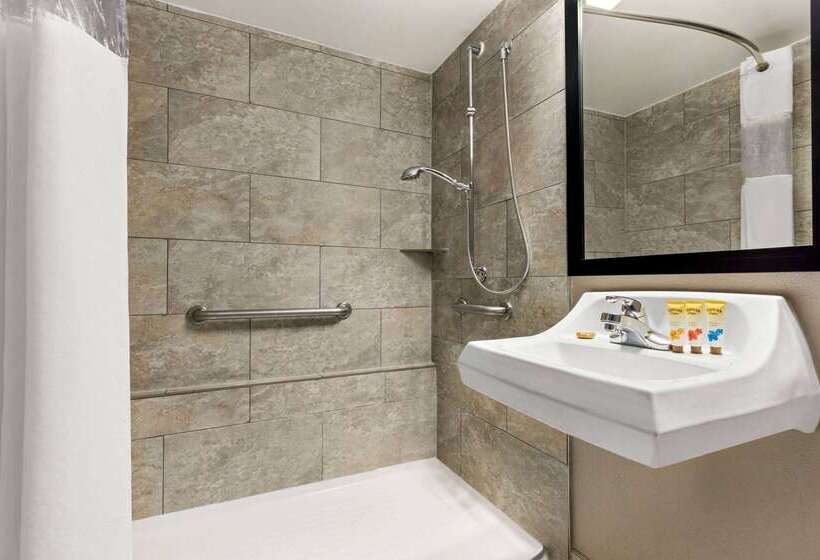 בית מלון כפרי Iban Dallas Park Central , Trademark By Wyndham