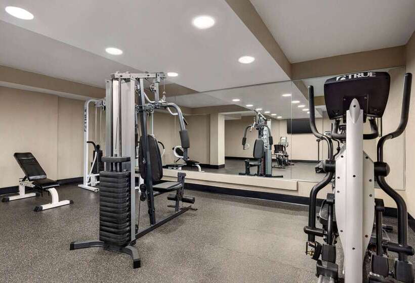 בית מלון כפרי Iban Dallas Park Central , Trademark By Wyndham