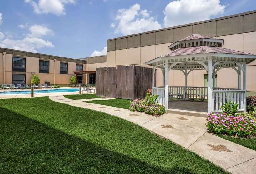 בית מלון כפרי Iban Dallas Park Central , Trademark By Wyndham