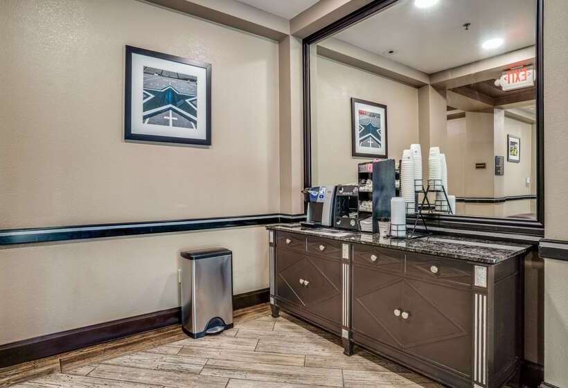 בית מלון כפרי Iban Dallas Park Central , Trademark By Wyndham