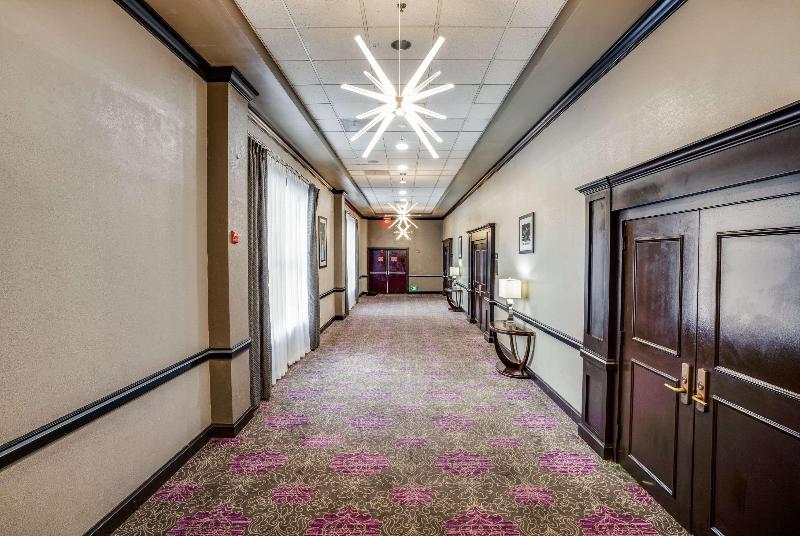 בית מלון כפרי Iban Dallas Park Central , Trademark By Wyndham