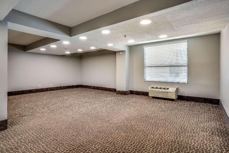 בית מלון כפרי Iban Dallas Park Central , Trademark By Wyndham