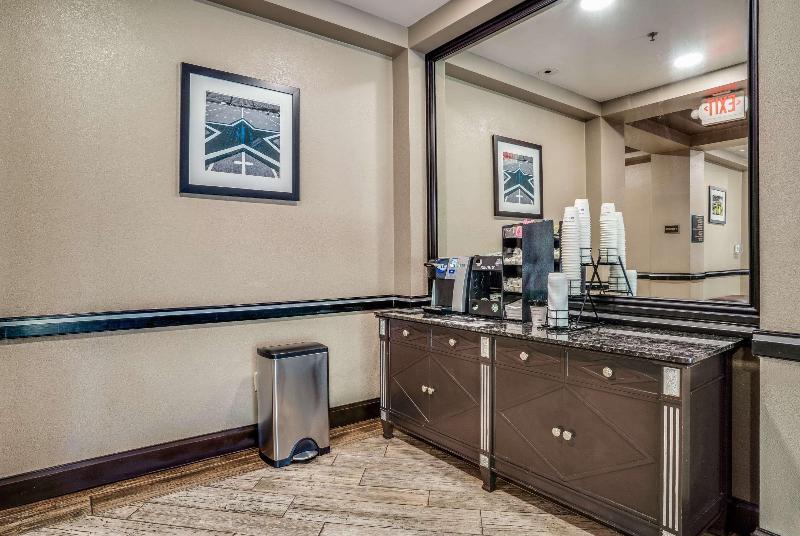 בית מלון כפרי Iban Dallas Park Central , Trademark By Wyndham