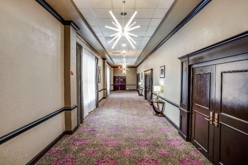 בית מלון כפרי Iban Dallas Park Central , Trademark By Wyndham