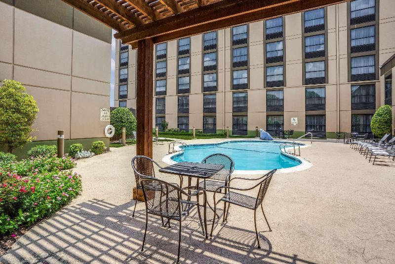 בית מלון כפרי Iban Dallas Park Central , Trademark By Wyndham