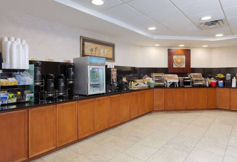 فندق La Quinta By Wyndham Garden City