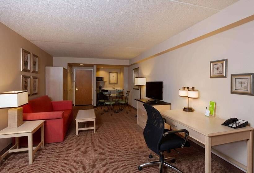 فندق La Quinta By Wyndham Garden City