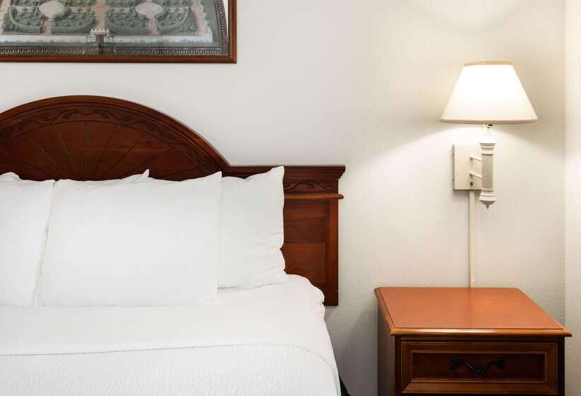 هتل La Quinta By Wyndham Madison American Center