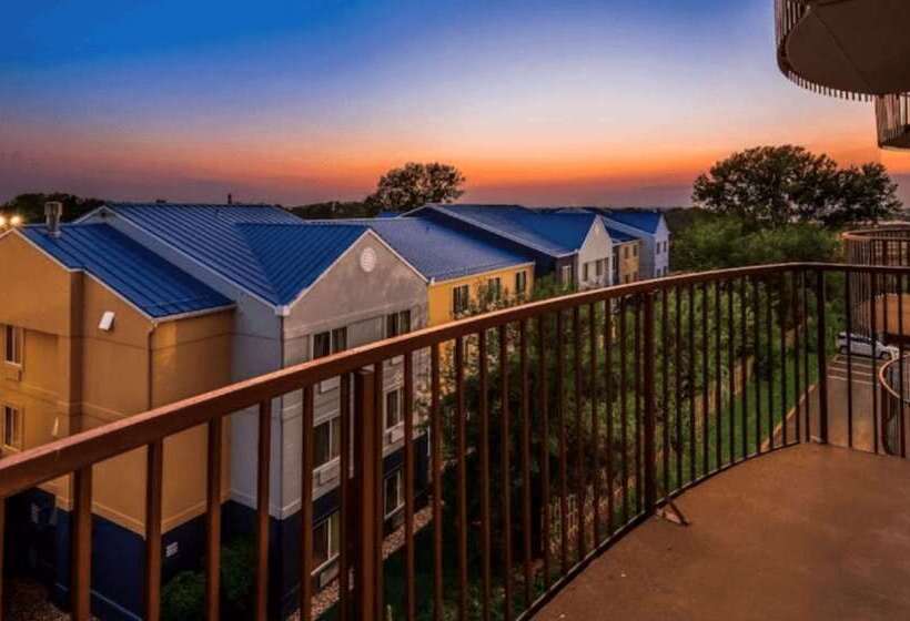 בית מלון כפרי Orangewood Inn & Suites Kansas City Airport