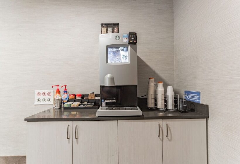 בית מלון כפרי Orangewood Inn & Suites Kansas City Airport