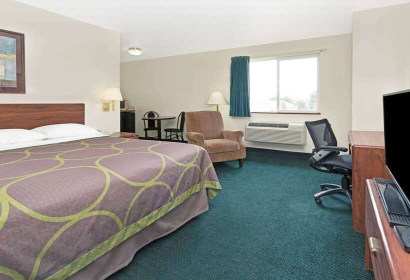 هتل Super 8 By Wyndham Windsor