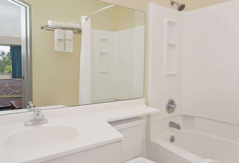 فندق Super 8 By Wyndham Windsor