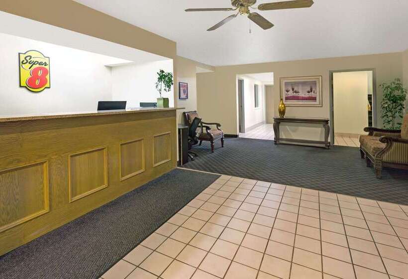 هتل Super 8 By Wyndham Windsor