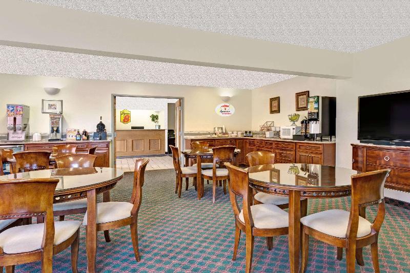 فندق Super 8 By Wyndham Windsor