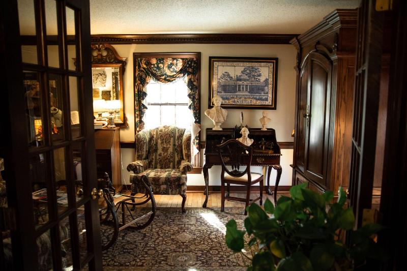 هتل Williamsburg Sampler B & B