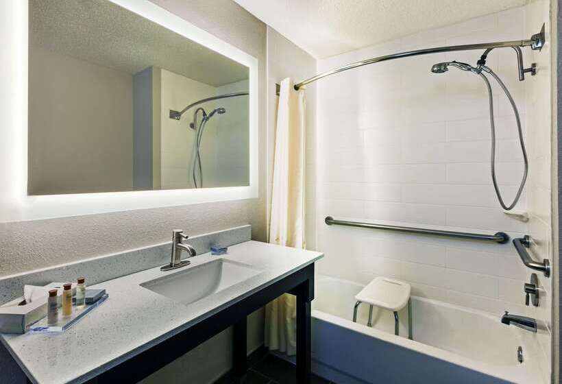 هتل Comfort Inn & Suites Irving Las Colinas Dfw