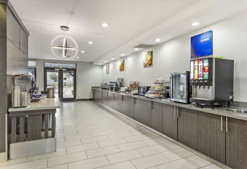 هتل Comfort Inn & Suites Irving Las Colinas Dfw