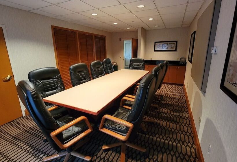 ホテル Independent Sphc Cross Creek Inn & Suites