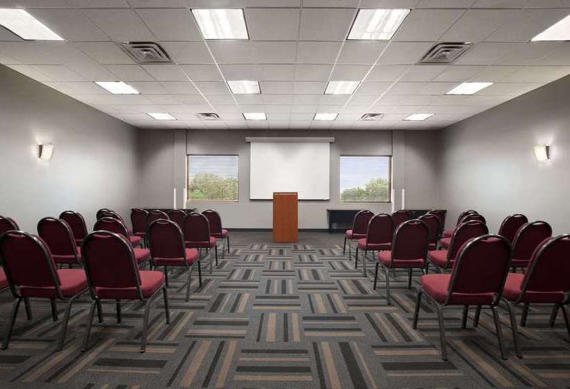 فندق Wingate By Wyndham And Williamson Conference Center