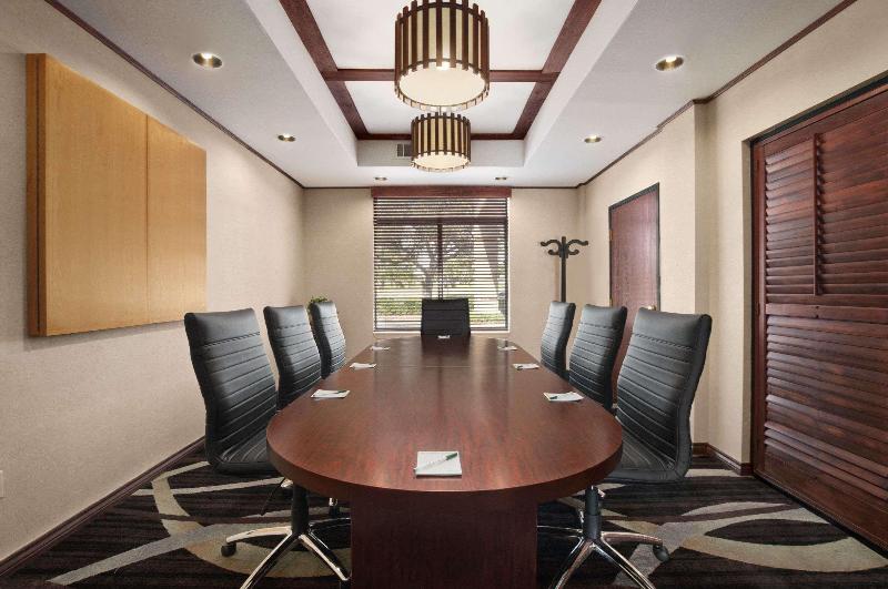 فندق Wingate By Wyndham And Williamson Conference Center