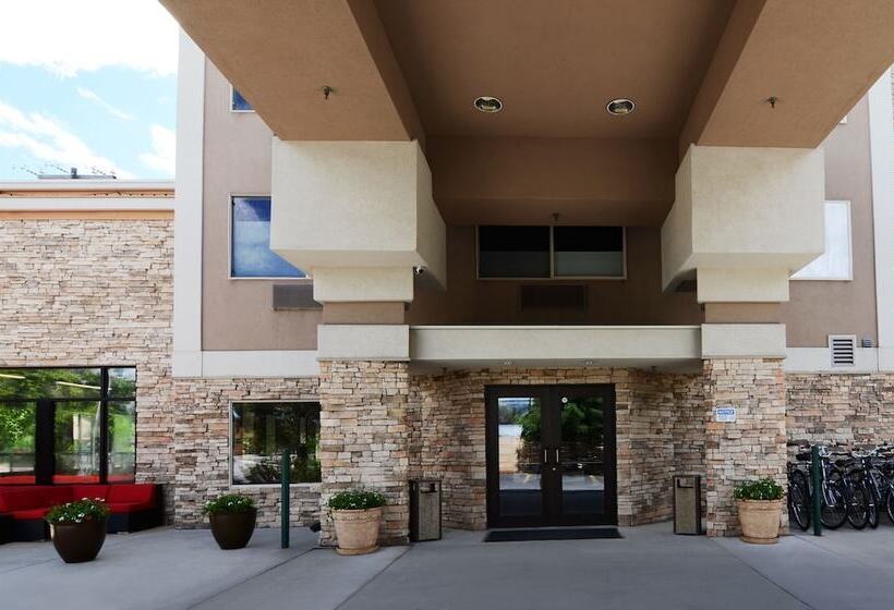 فندق Wood River Inn & Suite