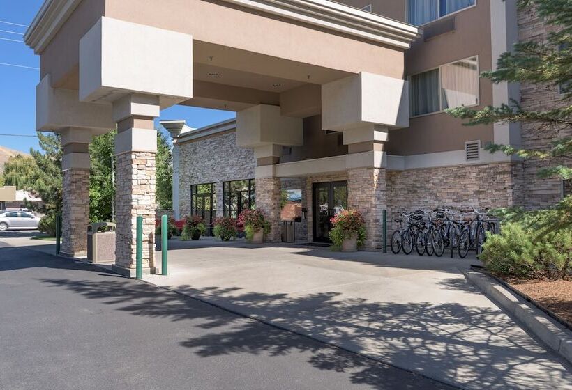 فندق Wood River Inn & Suite