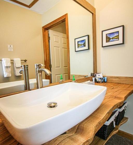 Отель Woodlands On Fall River