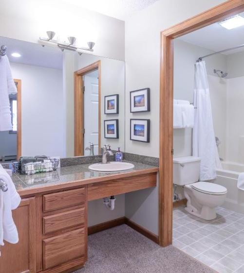 Отель Woodlands On Fall River