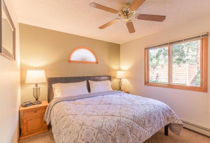 Отель Woodlands On Fall River