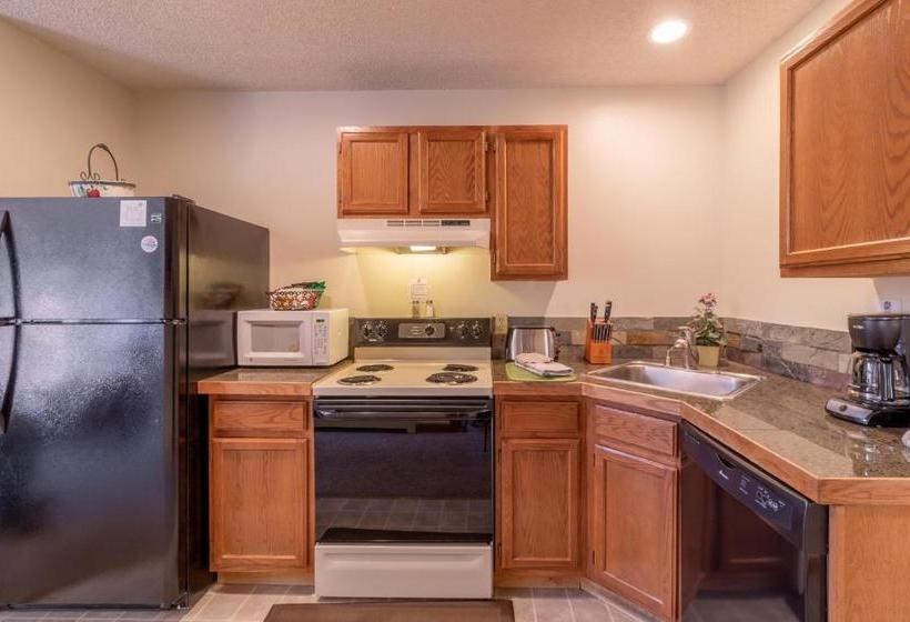 Отель Woodlands On Fall River