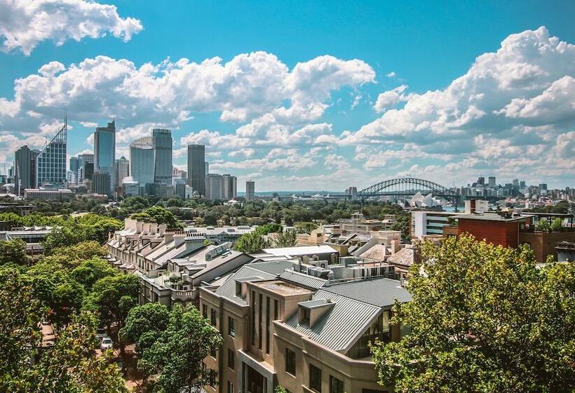 Modern 1 Bedroom Apartment In The Italian Forum