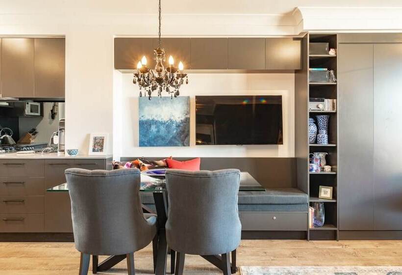 Modern 1 Bedroom Apartment In The Italian Forum