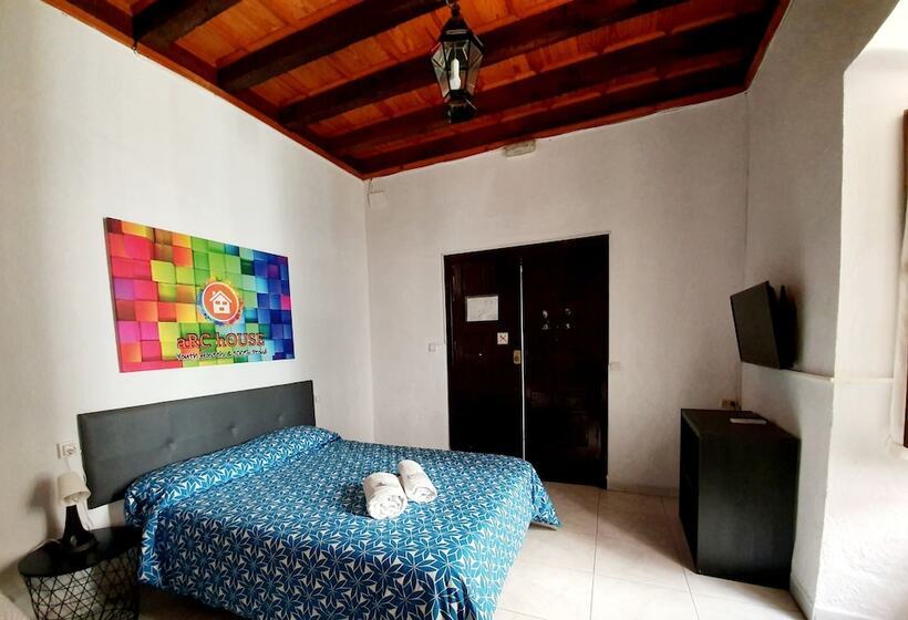 مسافرخانه Arc House Cordoba