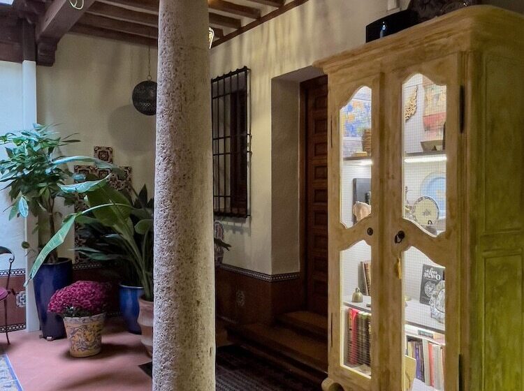 هتل Almunia De San Miguel