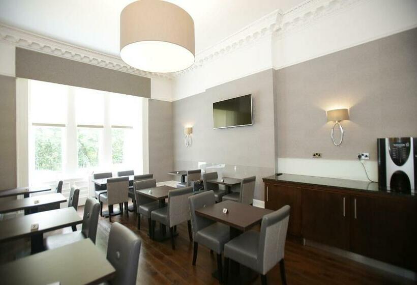 בית מלון כפרי Ambassador