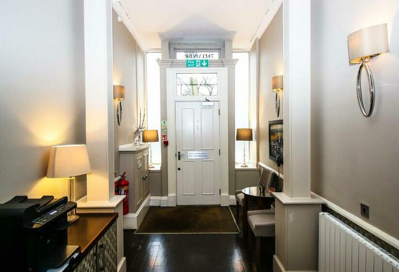 בית מלון כפרי Ambassador