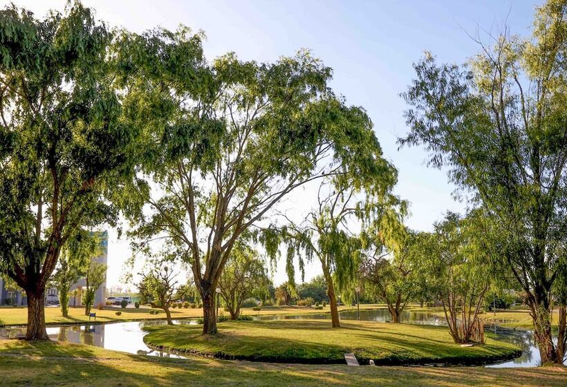 Отель Wyndham Garden Campana