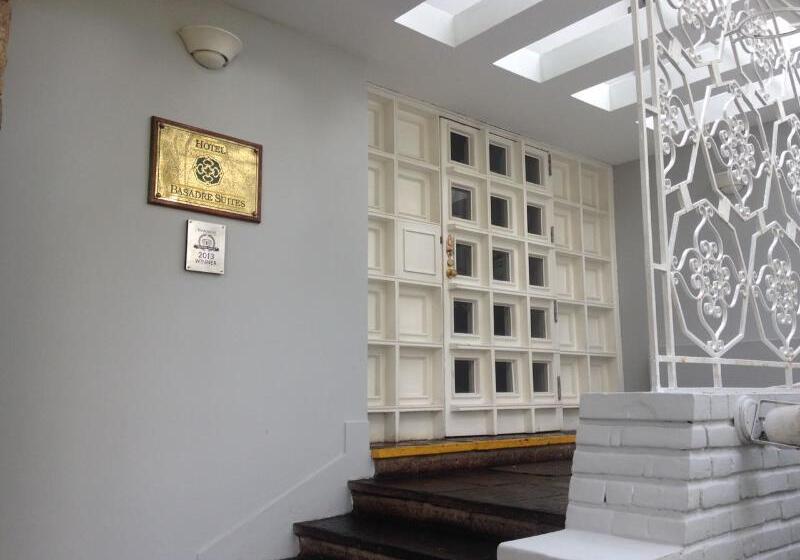 Отель Basadre Suites