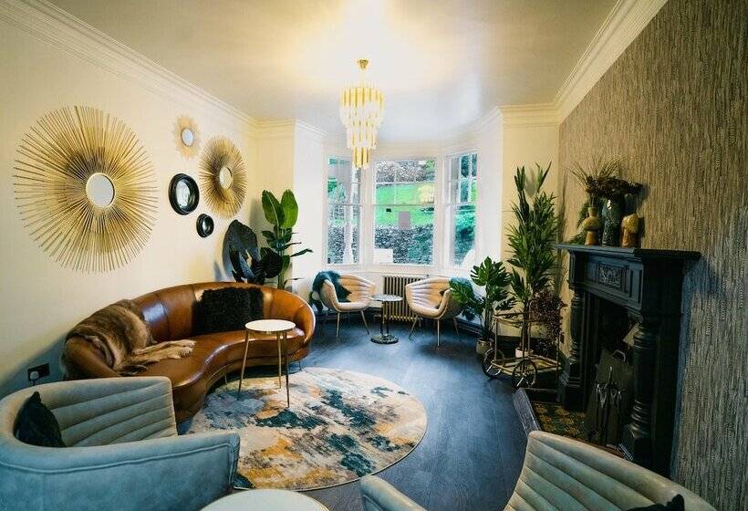 בית מלון כפרי The Cranleigh Boutique