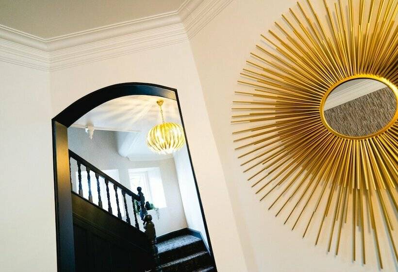 בית מלון כפרי The Cranleigh Boutique