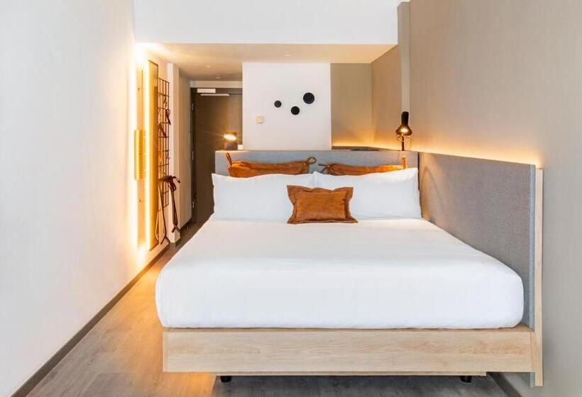 Отель Moxy Barcelona
