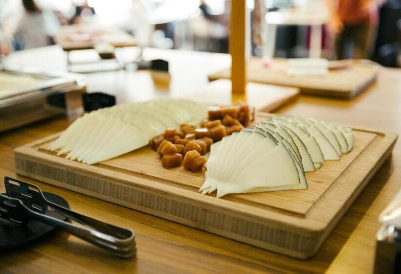 Отель Moxy Barcelona