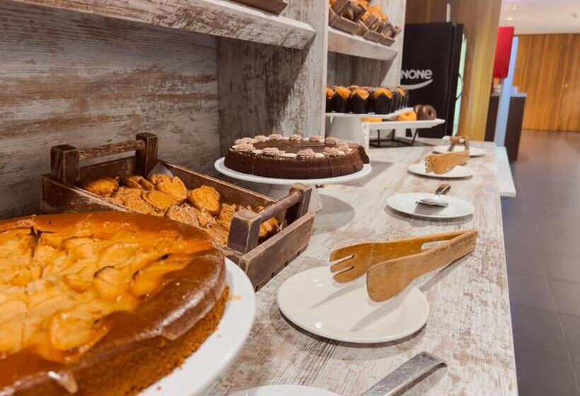 Отель Moxy Barcelona